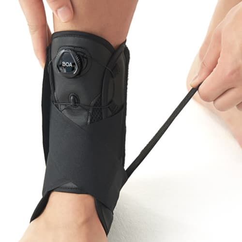 ORTÓTESE DE TORNOZELO COM SISTEMA BOA® DE AJUSTE